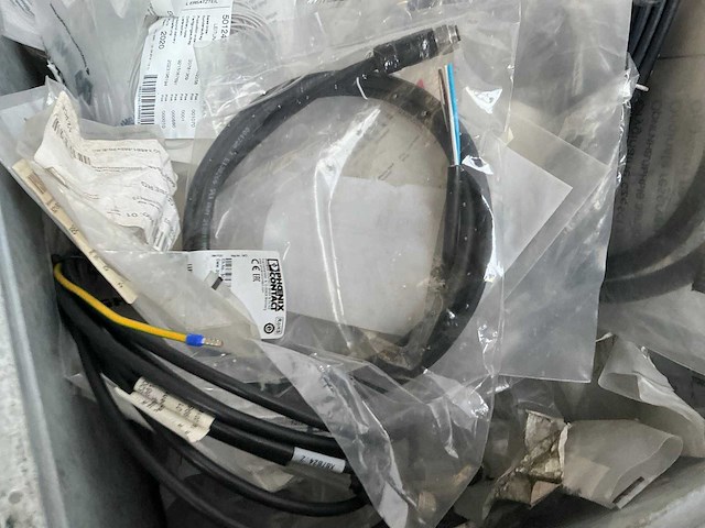 Verschillende jungheinrich-onderdelen in een doos - afbeelding 2 van  8