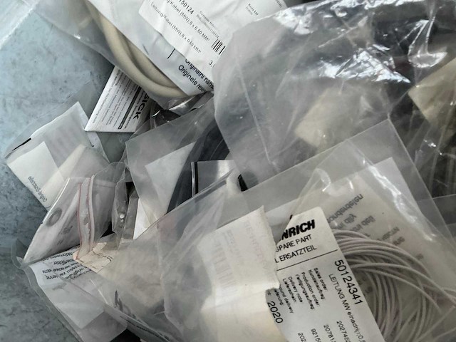 Verschillende jungheinrich-onderdelen in een doos - afbeelding 3 van  8