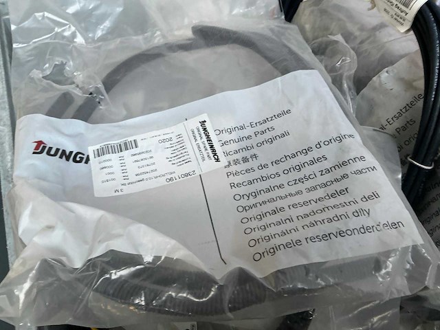 Verschillende jungheinrich-onderdelen in een doos - afbeelding 4 van  8