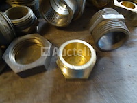 Verschillende messing fittingen in een pvc-bak - afbeelding 2 van  10