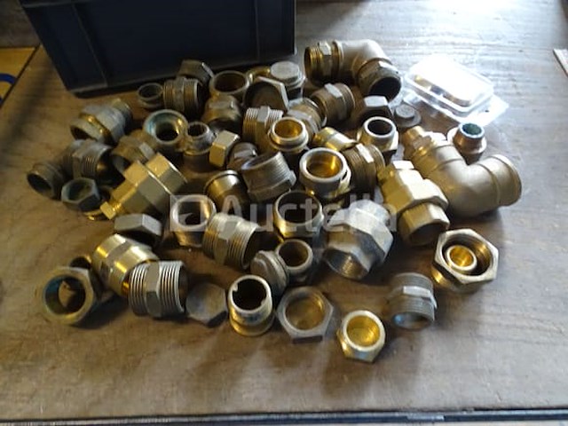 Verschillende messing fittingen in een pvc-bak - afbeelding 1 van  10