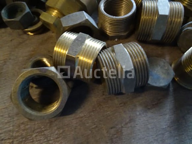 Verschillende messing fittingen in een pvc-bak - afbeelding 3 van  10