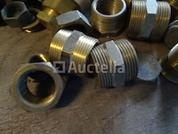 Verschillende messing fittingen in een pvc-bak - afbeelding 3 van  10