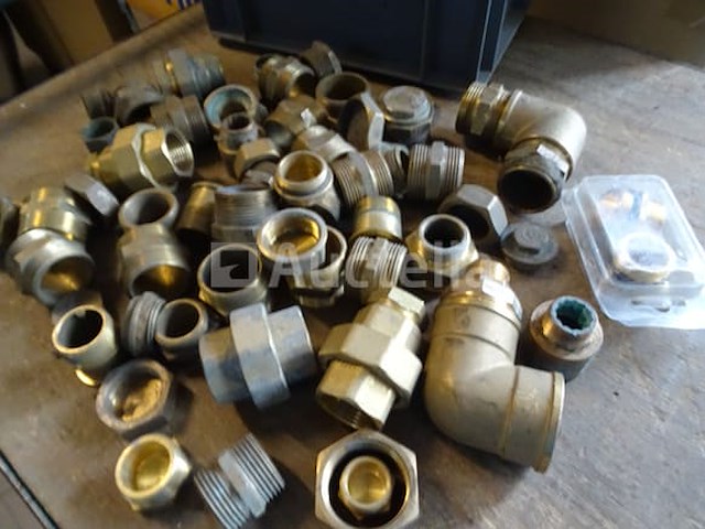 Verschillende messing fittingen in een pvc-bak - afbeelding 4 van  10