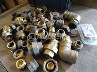 Verschillende messing fittingen in een pvc-bak - afbeelding 4 van  10