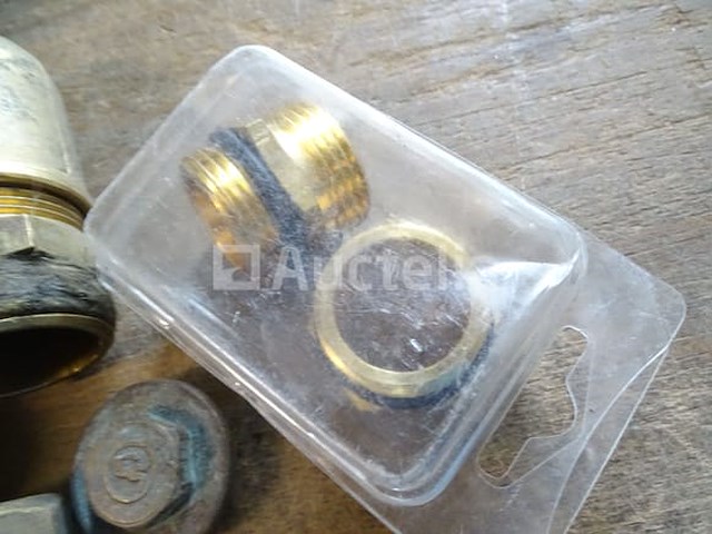 Verschillende messing fittingen in een pvc-bak - afbeelding 5 van  10