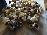 Verschillende messing fittingen in een pvc-bak - afbeelding 7 van  10