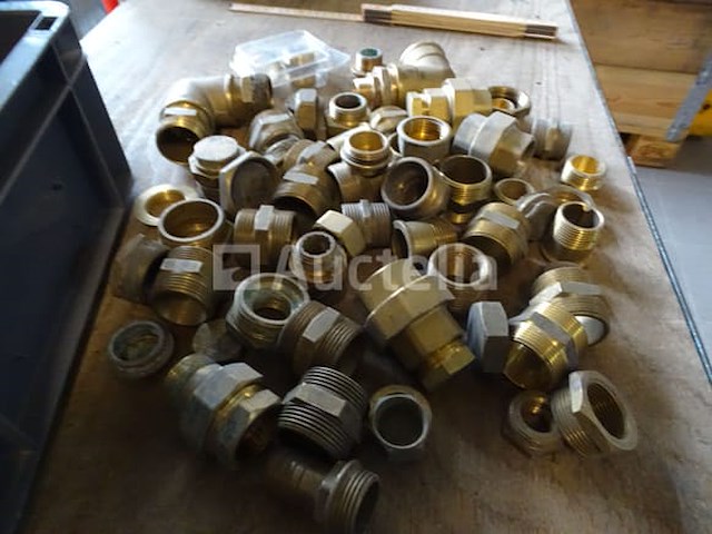 Verschillende messing fittingen in een pvc-bak - afbeelding 8 van  10