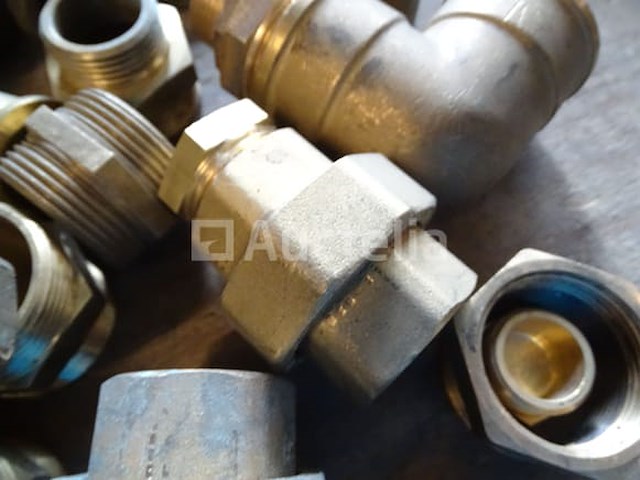 Verschillende messing fittingen in een pvc-bak - afbeelding 9 van  10