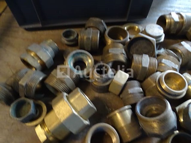 Verschillende messing fittingen in een pvc-bak - afbeelding 10 van  10