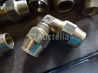 Verschillende messing fittingen in een pvc-bak - afbeelding 2 van  17