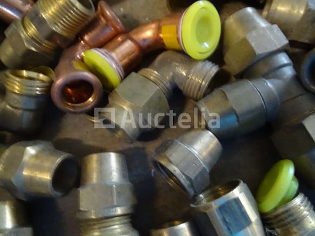 Verschillende messing fittingen in een pvc-bak - afbeelding 3 van  17