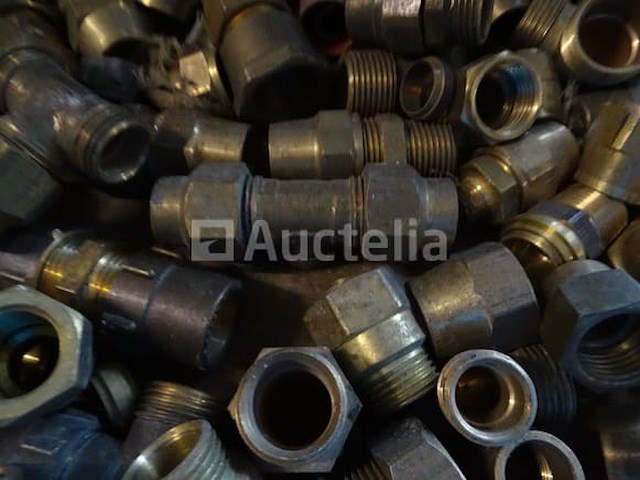 Verschillende messing fittingen in een pvc-bak - afbeelding 4 van  17