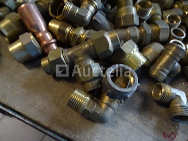 Verschillende messing fittingen in een pvc-bak - afbeelding 5 van  17