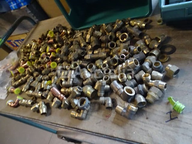 Verschillende messing fittingen in een pvc-bak - afbeelding 6 van  17