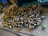 Verschillende messing fittingen in een pvc-bak - afbeelding 6 van  17