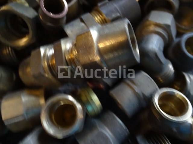 Verschillende messing fittingen in een pvc-bak - afbeelding 7 van  17