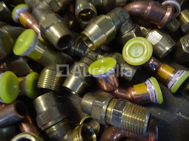 Verschillende messing fittingen in een pvc-bak - afbeelding 8 van  17