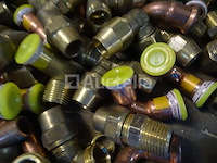 Verschillende messing fittingen in een pvc-bak - afbeelding 8 van  17