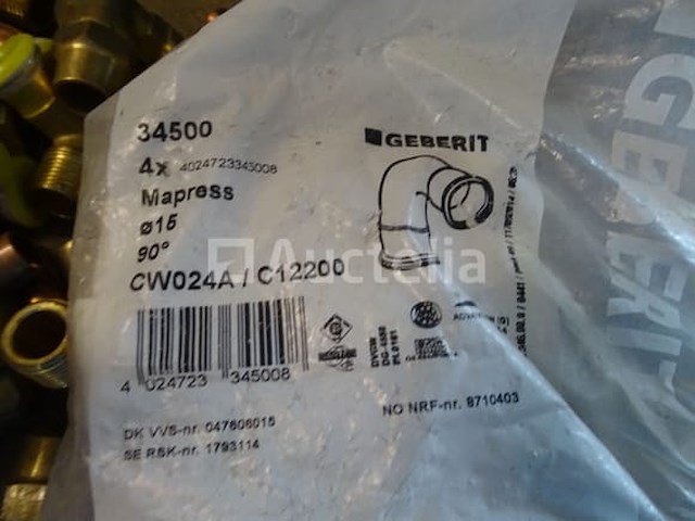 Verschillende messing fittingen in een pvc-bak - afbeelding 9 van  17