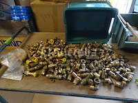 Verschillende messing fittingen in een pvc-bak