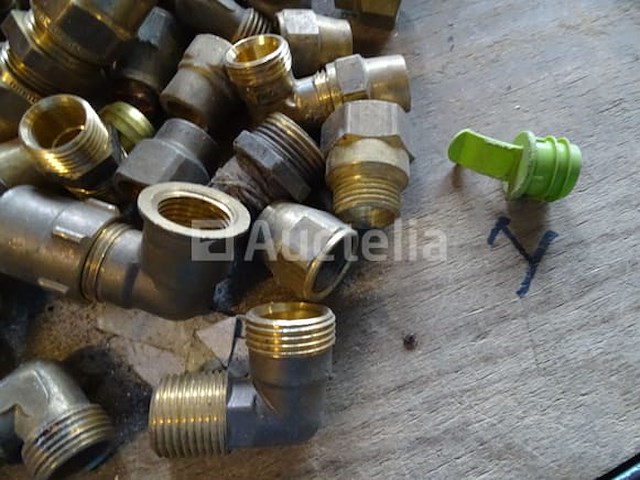 Verschillende messing fittingen in een pvc-bak - afbeelding 10 van  17