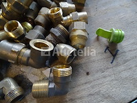 Verschillende messing fittingen in een pvc-bak - afbeelding 10 van  17