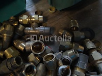 Verschillende messing fittingen in een pvc-bak - afbeelding 11 van  17