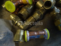 Verschillende messing fittingen in een pvc-bak - afbeelding 12 van  17