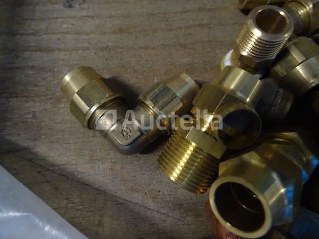 Verschillende messing fittingen in een pvc-bak - afbeelding 13 van  17