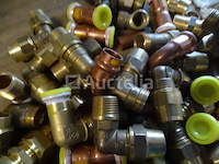 Verschillende messing fittingen in een pvc-bak - afbeelding 14 van  17