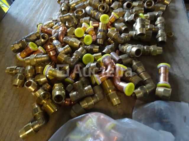 Verschillende messing fittingen in een pvc-bak - afbeelding 15 van  17