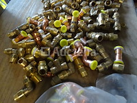 Verschillende messing fittingen in een pvc-bak - afbeelding 15 van  17