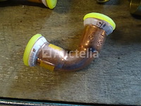 Verschillende messing fittingen in een pvc-bak - afbeelding 16 van  17