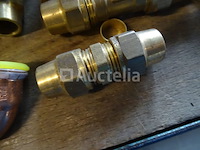 Verschillende messing fittingen in een pvc-bak - afbeelding 17 van  17