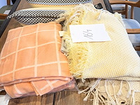 Verschillende plaids en sierkussen - afbeelding 3 van  3