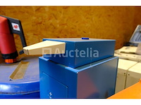 Verschillende plastic vaten en containers - afbeelding 1 van  8