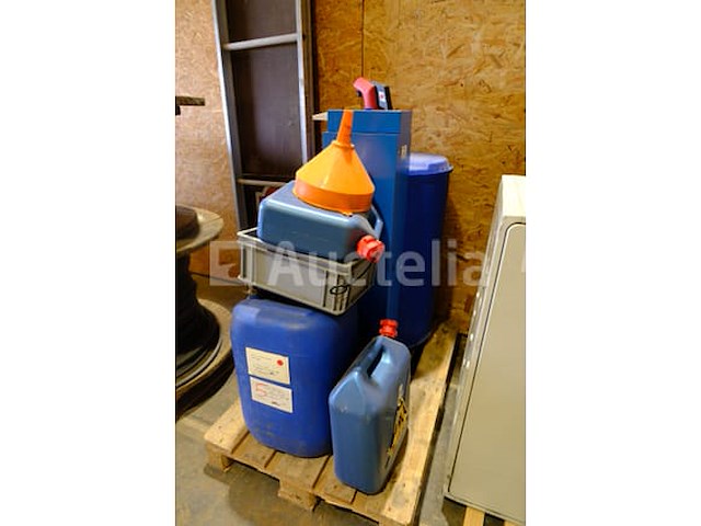 Verschillende plastic vaten en containers - afbeelding 2 van  8