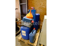 Verschillende plastic vaten en containers - afbeelding 2 van  8