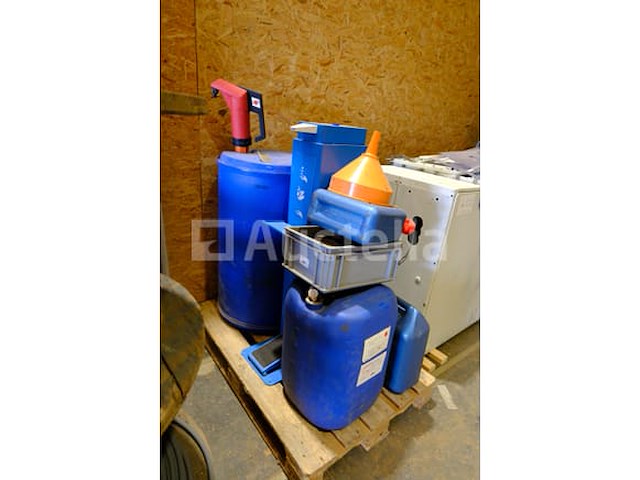 Verschillende plastic vaten en containers - afbeelding 3 van  8