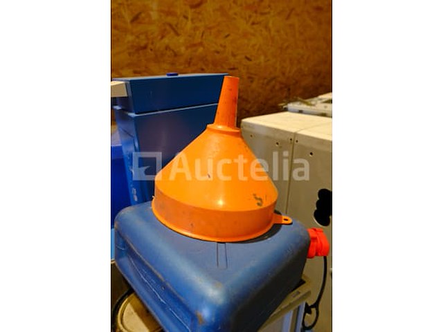 Verschillende plastic vaten en containers - afbeelding 5 van  8