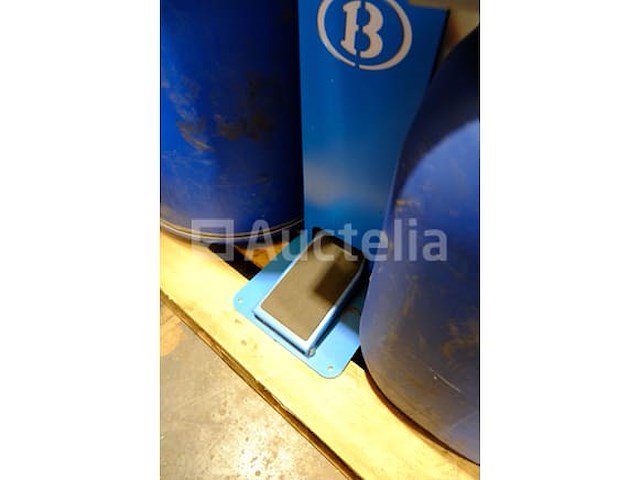 Verschillende plastic vaten en containers - afbeelding 6 van  8