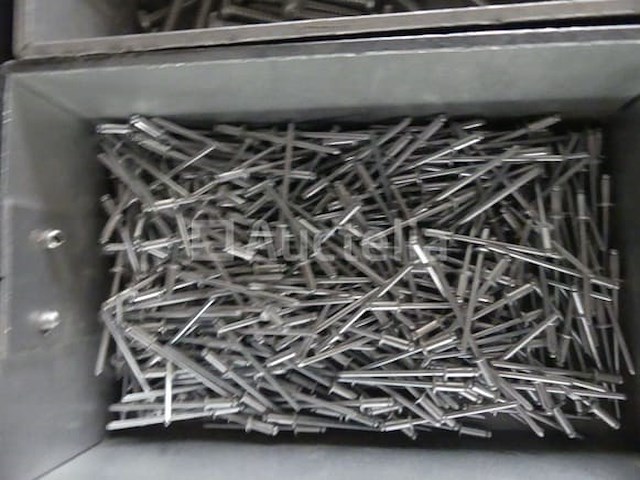 Verschillende schroeven en beslag - afbeelding 1 van  9