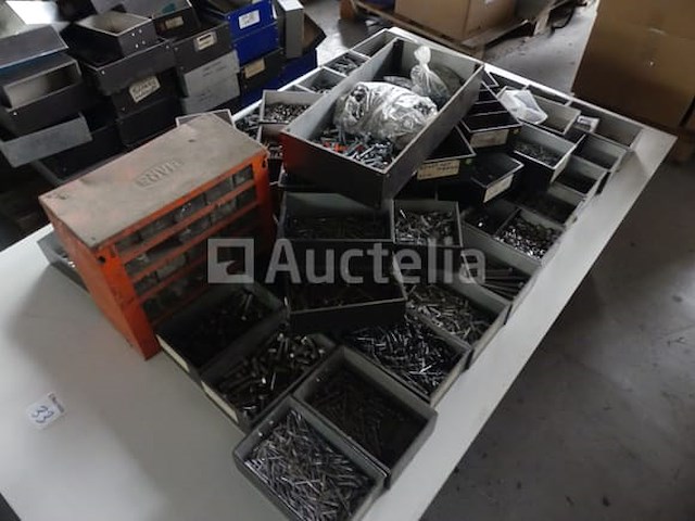 Verschillende schroeven en beslag - afbeelding 2 van  9