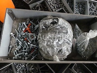 Verschillende schroeven en beslag - afbeelding 5 van  9