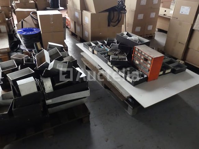 Verschillende schroeven en beslag - afbeelding 6 van  9