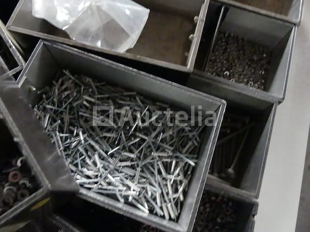 Verschillende schroeven en beslag - afbeelding 9 van  9