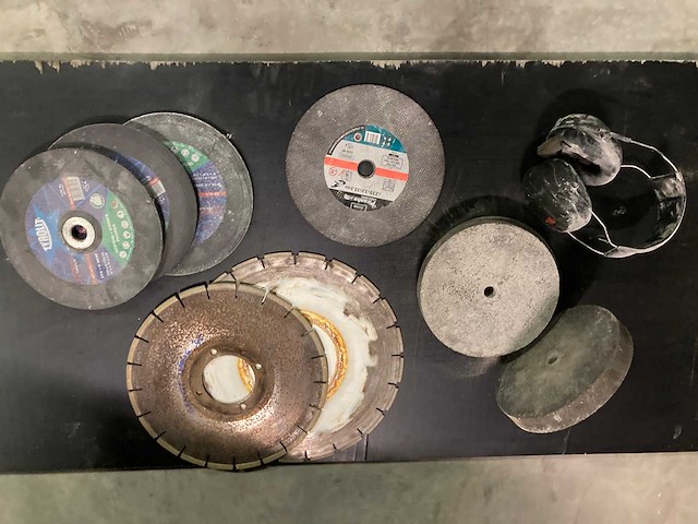 Verschillende slijpschijven en scherpstenen voor beitels - afbeelding 1 van  6