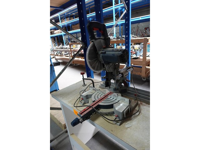 Versteekzaag bosh op houten werktafel - afbeelding 1 van  8