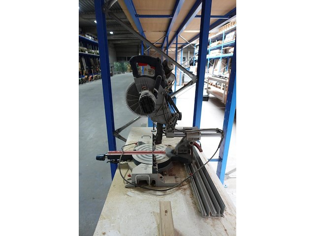 Versteekzaag bosh op houten werktafel - afbeelding 2 van  8